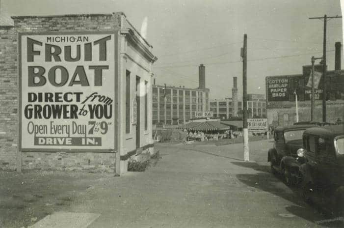 Michigan fruit boat market, Milwaukee, 1937. Milwaukee Public Library.