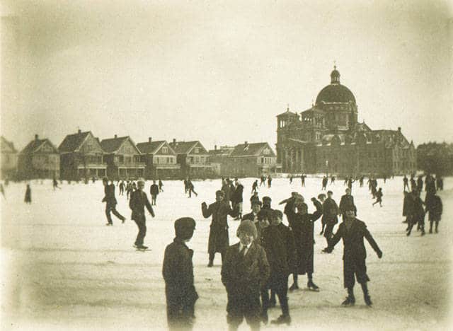 Ice skating in Kosciuszko Park with St. Josaphat’s Basilica in the background, Milwaukee, 1910-1930. Photo by Roman Kwasniewski. University of Wisconsin-Milwaukee Libraries.
