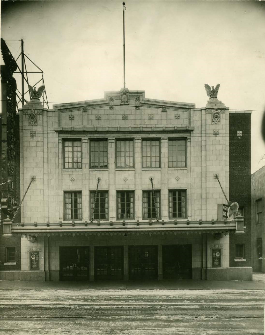 Exterior of Eau Claire’s Wisconsin Theater in 1928, a decade before the theater was remodeled and renamed the Badger Theater. Chippewa Valley Museum.