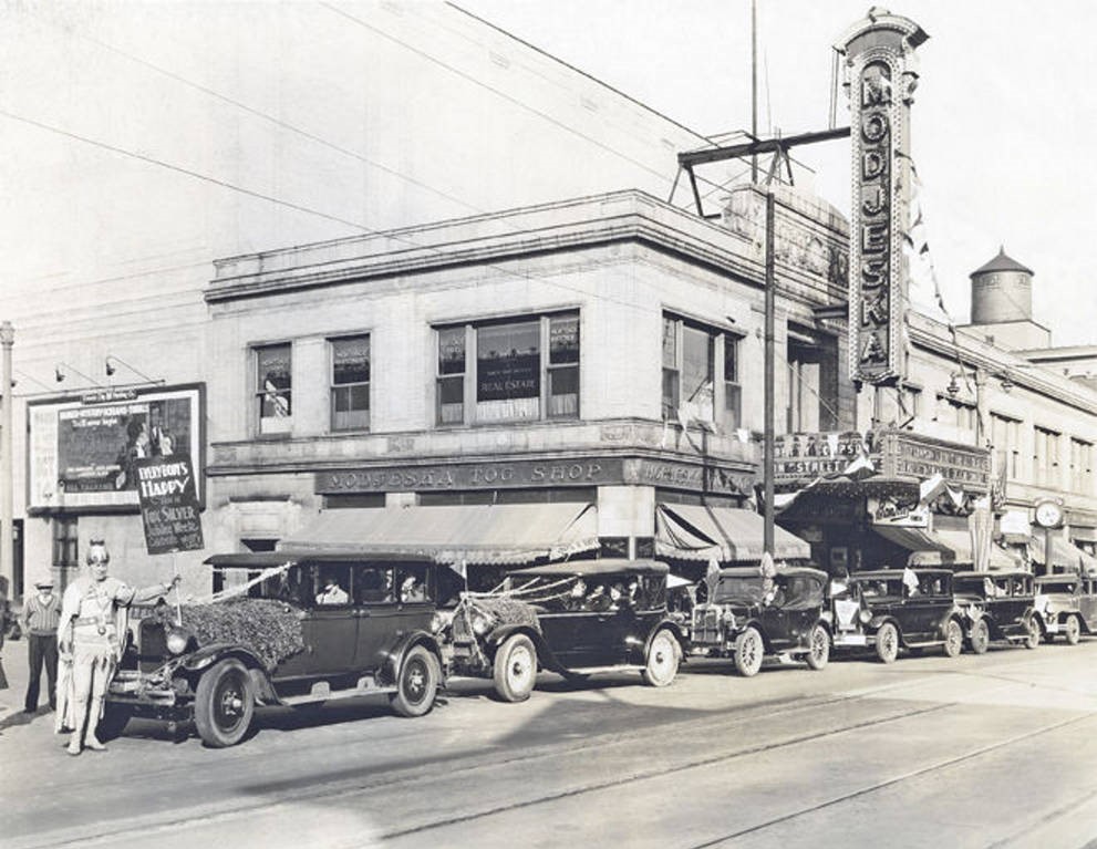 Fox Silver Jubilee Week parade in front of the Modjeska Theater on October 13, 1929. Milwaukee Public Library.