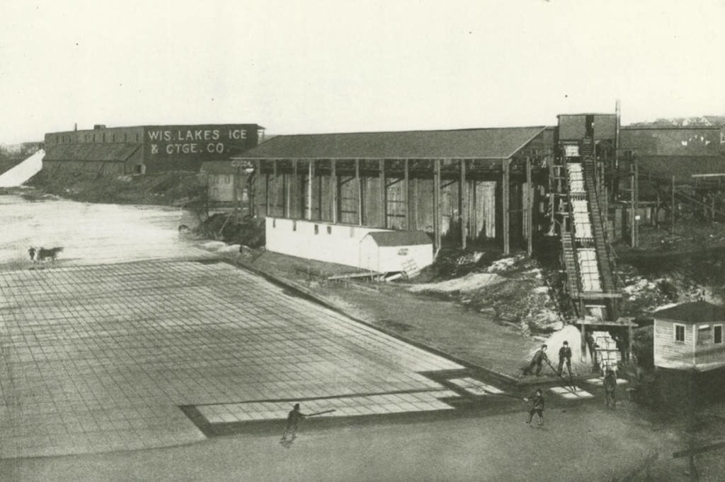 Wisconsin Lakes Ice & Cartage Co, Milwaukee, 1906. Milwaukee Public Library.