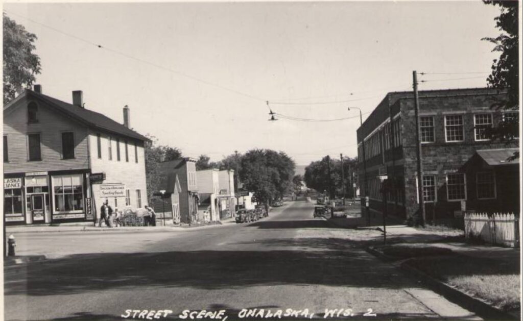 Postcard of 2nd Avenue, showing Onalaska Appliance in the Sias building. Undated.